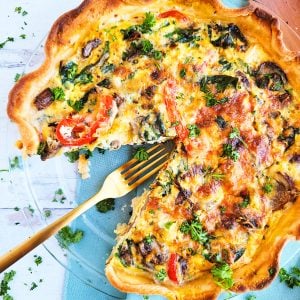 The main entrée for this brunch includes this fabulous Easy Loaded Vegetarian Quiche made with quinoa, spinach, bell peppers and onions. beautifuleatsandthings.com