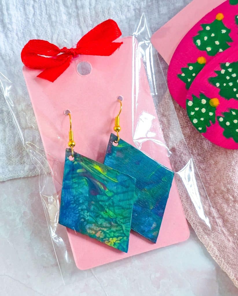 Step-by-Step Instructions to make your Own DIY Earrings, perfect for holiday gifts, teacher gifts
beautifuleatsandthings.com